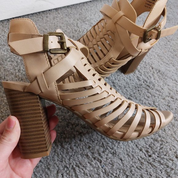 American Eagle By Payless Shoes - Tan Chunky Heels |  American Eagle | Size 6.5 | Sandal | Open Toe